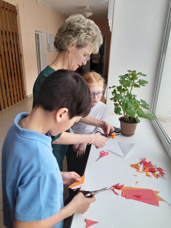 Советник по воспитанию Зямбаева А.А. с обучающимися начальной школы делают цветы крокусы.